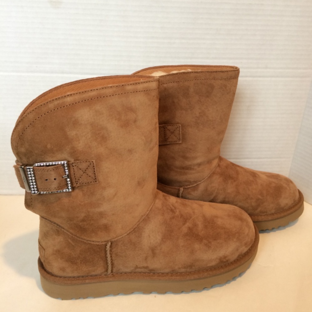 NIB! UGG Buckle Short Boot